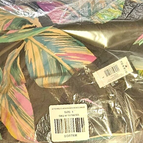 TORRID Plus Size Wireless Mesh High Neck Leaf design One Piece Swimsuit 1X - Picture 14 of 16